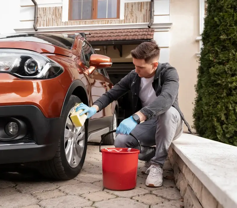 Lavage auto à domicile Saint-Méen-le-Grand : professionnel intervenant sur un véhicule